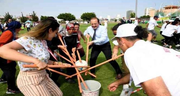 Okul sporlarının şampiyonları, madalyalarını Vali Pehlivan'ın elinden aldı