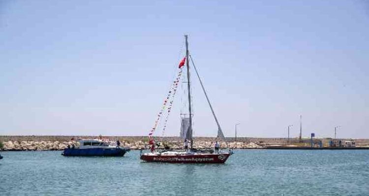 İklim değişikliğine dikkat çekmek için yelken açan ekip Mersin'e ulaştı