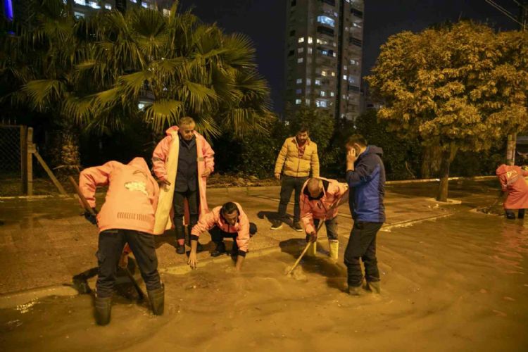 MESKİ ekipleri, yağıştan dolayı sabaha kadar görev yaptı