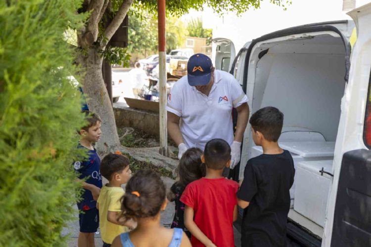 Mersin’de çocuklara yaz boyu ücretsiz dondurma keyfi