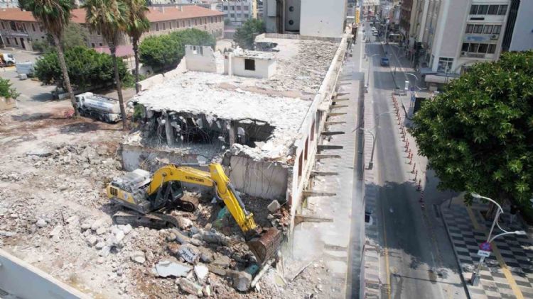 Mersin’de eski öğretmenevinin yıkımı gerçekleştirildi