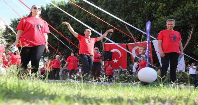 Mezitli'de ‘99. yılda 99 zeybek’ gösterisi