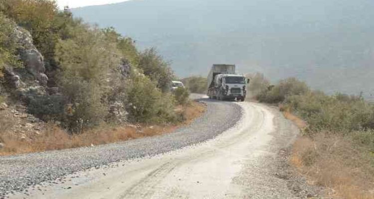 Tarsus'ta yol çalışmaları sürüyor