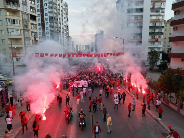 Mezitli’de 100. yıl coşkusu cadde ve sokaklara sığmadı