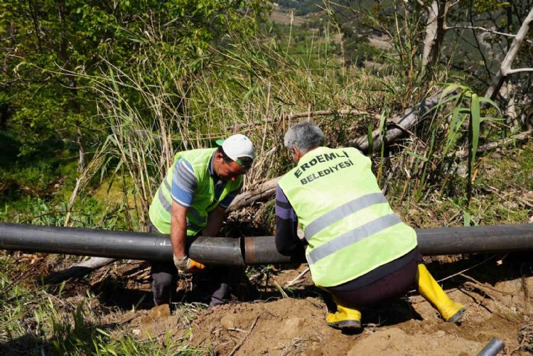 Erdemli Belediyesinden üreticilere 32 bin metre sulama borusu desteği