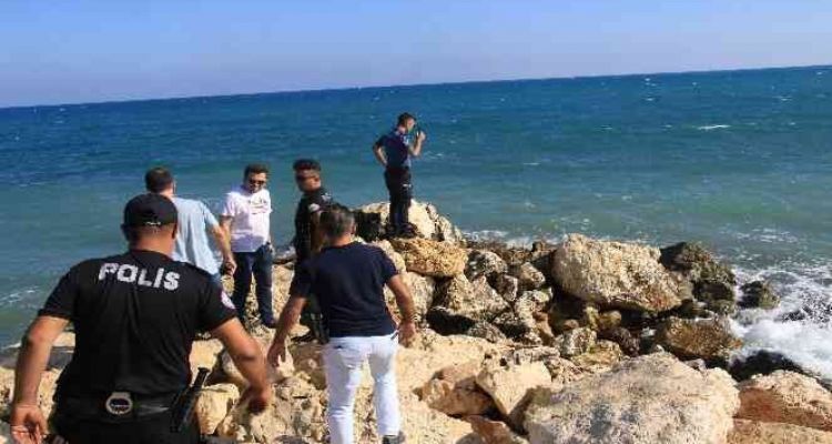 Mersin'de denize giren iki arkadaştan biri boğuldu, diğeri yoğun bakıma alındı