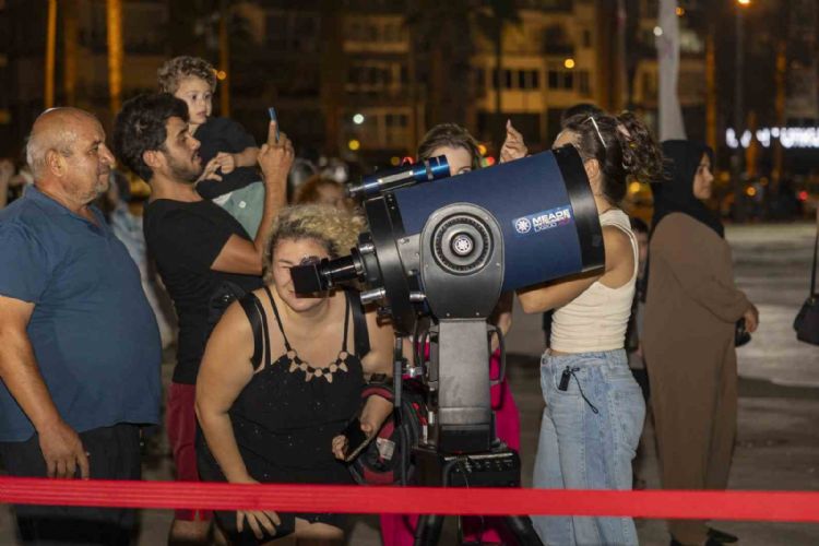 Mersinliler ‘tam ay tutulması’nı ilgiyle izledi