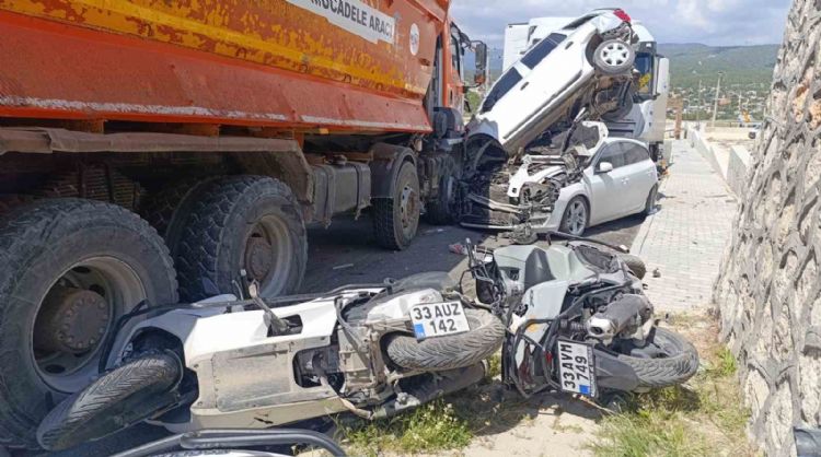 Kamyon yoldan çıktı önüne gelen taşıtı ezdi: 13 motosiklet, 3 araç zarar gördü