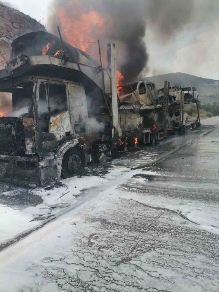 Tarsus’ta yanan tırda yüklü 7 sıfır araç yandı