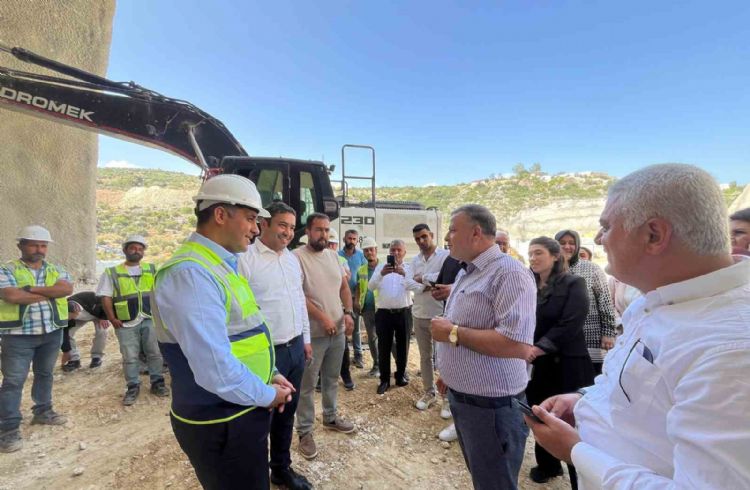 Kıratlı: Çeşmeli-Taşucu otoyol projesinin ilk etabı 9 farklı noktada devam ediyor