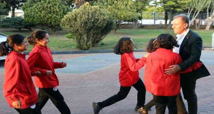 Seçer, 'Kır Çiçekleri'nin başarılı sporcuları ile buluştu
