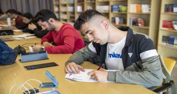 Adres Okuma Salonu, depremzede öğrencilerin uğrak noktası oldu