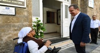 Engelli kadının akülü sandalye sevinci