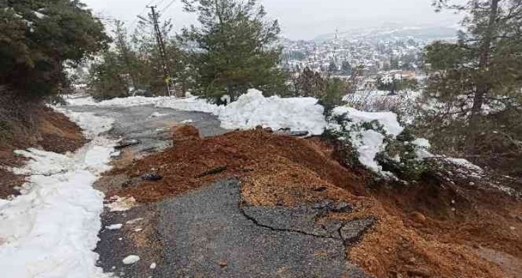 Mersin'de heyelan yolu kapattı