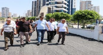 Yılmaz, asfaltlama çalışması yapılan mahallelerde incelemelerde bulundu