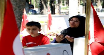 MERSİN ŞEHİTLİĞİNDE HÜZÜNLÜ BAYRAMLAŞMA