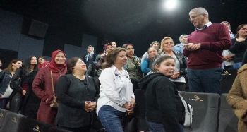 Üretici kadınların 8 Mart hediyesi sinema oldu