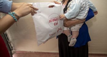 Büyükşehir Belediyesi, çocukların bayram kıyafetlerini evlerine kadar götürdü