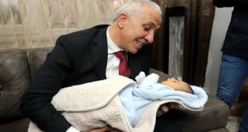 Başkan Gültak, 11 yıl sonra çocuk sahibi olan çiftin mutluluğunu paylaştı