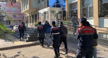 Korona testi yapmak için geldiklerini söyleyip, yaşlı kadının ziynet eşyalarını gasp ettiler