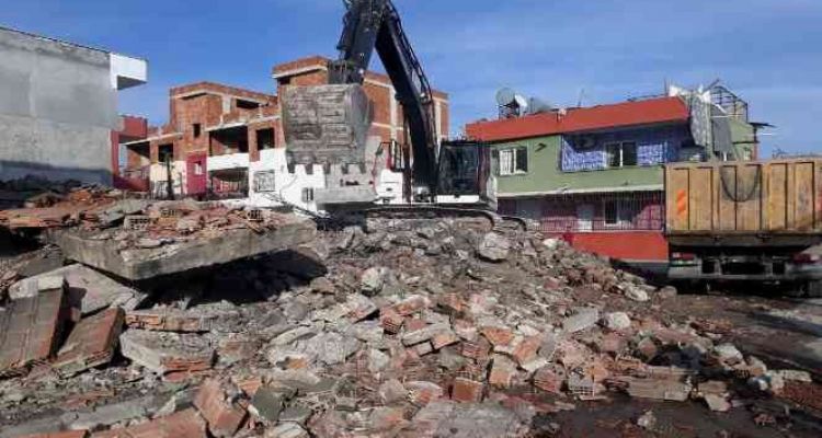 Akdeniz'de bir metruk bina daha yıkıldı