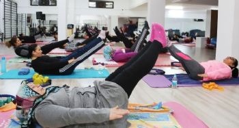 Toroslar'da kadınlar, eğitmenler eşliğinde spor yapıyor