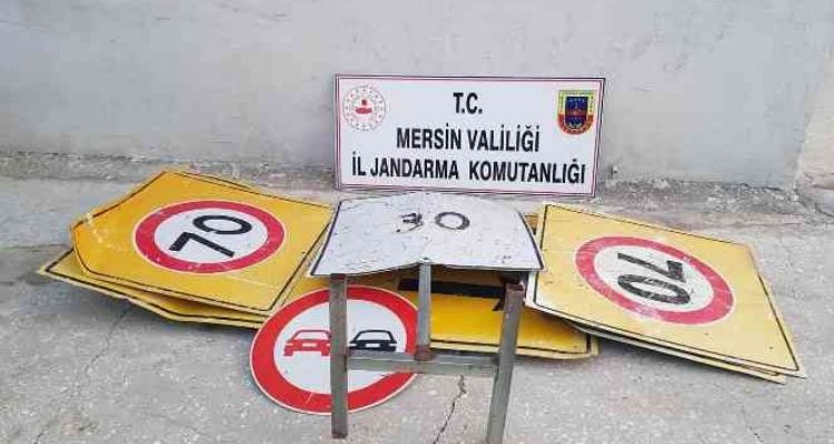 Mersin'de trafik uyarı levhalarını çalan şüpheli gözaltına alındı