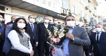 Başkan Yılmaz, korona virüsü yenerek görevine döndü