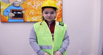 İŞÇİLER ÖLMESİN DİYE 10 YAŞINDA AKILLI BARET TASARLADI