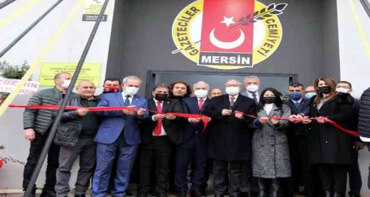 Mersin'de deniz kaplumbağaları için sahil temizliği