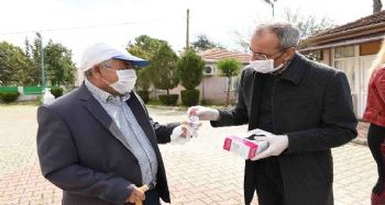 Tarsus Belediyesi dezenfektan üretip halka ücretsiz dağıtıyor