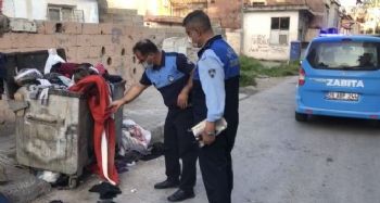 Çöpe atılan Türk bayrağını zabıta çıkardı