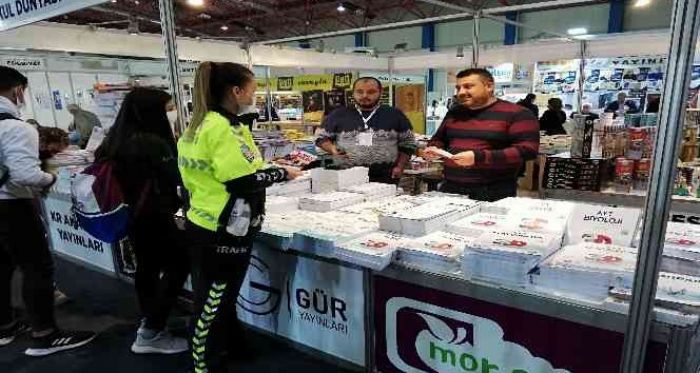 Mersin polisi, kitap fuarında vatandaşları bilgilendirdi