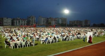 Silifke'de 7 bin kişi stattaki iftar sofrasında buluştu