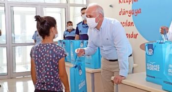 Akdeniz Belediyesi, 4 bin 500 öğrenciye ‘LGS Hazırlık Devam Seti’ dağıttı