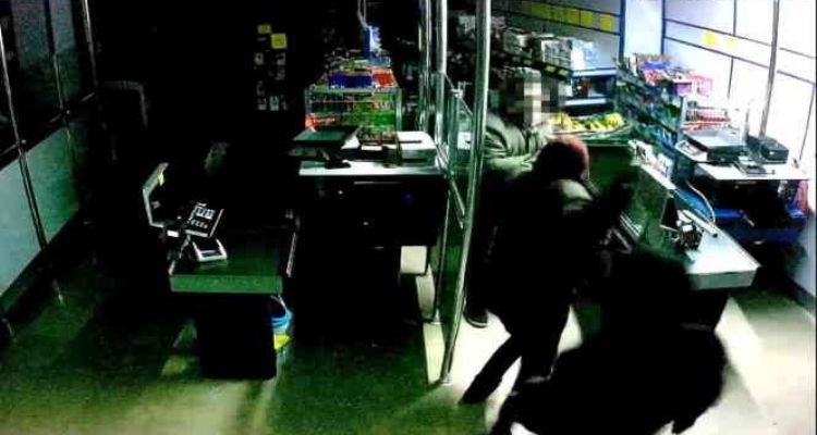 Satır, bıçak ve oyuncak tabanca ile markete girip dehşeti yaşattılar