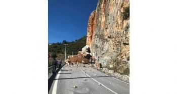 Mersin-Antalya yolu heyelan nedeniyle ulaşıma kapandı
