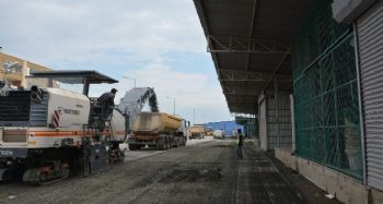 Büyükşehir Belediyesi Tarsus Hal Kompleksinin asfaltını yeniliyor