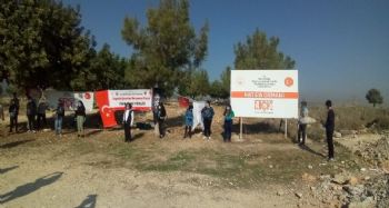 Çocuk Komitesi üyesi çocuklar fidan dikti