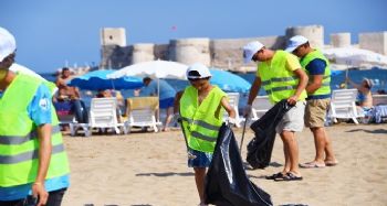 Turizm merkezi Kızkalesi'nde sahil temizliği