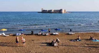 Birçok ilde kar, yağmur, soğuk hava, Mersin'de ise güneş ve deniz keyfi