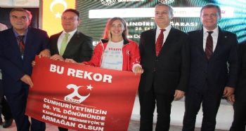 Mağarada daldı, tek nefeste 100 metre gitti, dünya rekoru kırdı