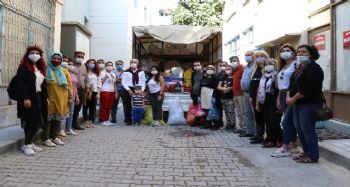 Tarihi Taşhan'dan İzmir'e bir kamyon dolusu yardım