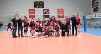 Kadın voleybol ve hentbol takımlarından galibiyet