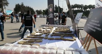Akdeniz'de ele geçirilen 1,5 ton uyuşturucu Mersin'de sergilendi