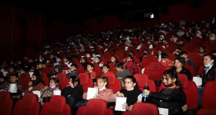 Akdeniz Belediyesi, öğrencilere sinema keyfi yaşattı