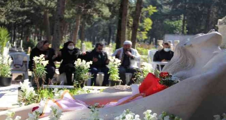 Özgecan, ölümünün 7'nci yılında mezarı başında anıldı