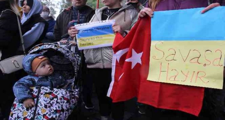 MEZARLIK ZİYARETİNE GELENLERİN KUCAKLARI ÇİÇEKLERLE DOLDU