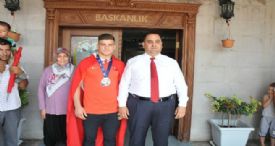 DÜNYA İKİNCİSİ GÖÇEN ALTINLA ÖDÜLLENDİRDİ