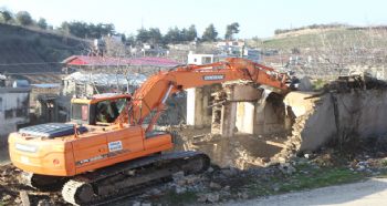 TOROSLAR’DA METRUK BİNALARIN YIKIMLARI SÜRÜYOR